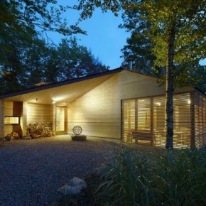 DOM I DREWNO – mały domek w Ontario / Superkül Inc Architect